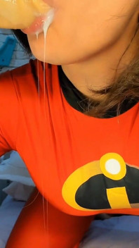 Cosplay Elastigirl pieprzy mokrą cipkę z dildo i dużo dochodzi