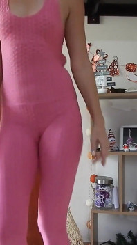 Sexy und super verschwitzt im rosa jumpsuit