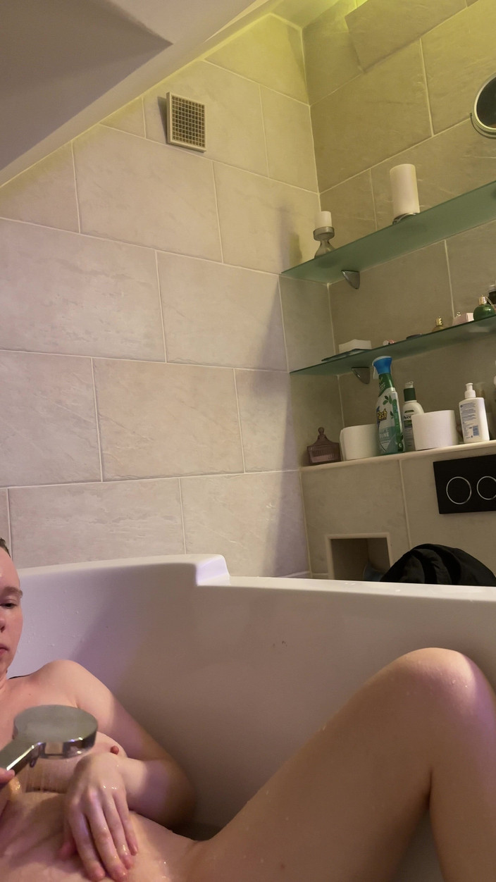 SweetLucy96: The Warm Water Makes My Nipples Hard.