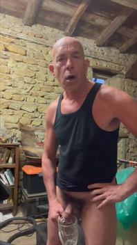 Piju moč a jím své sperma