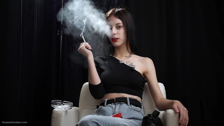 Russian Smokers: Gagica zveltă fumează două roșcate