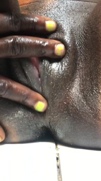 Ebony černá sexy dáma masturbuje