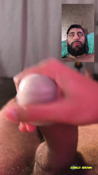 J’utilise un œuf de Tenga sur ma grosse bite non circoncise et la laisse dégouliner sur ma bouche