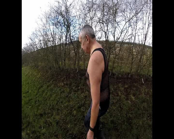 Andy: Kıyafetlerle dışarıda yürüyüşler