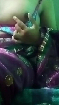 Indiana gay crossdresser em rosa saree pressionando e ordenhando seus peitos tão duro e curtindo o sexo hardcore