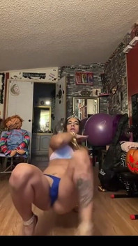 La princesse Tsjade se déshabille en costume d’Halloween