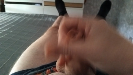 Pellefnatt: Stiefvader trekt aan zijn pik totdat hij klaarkomt