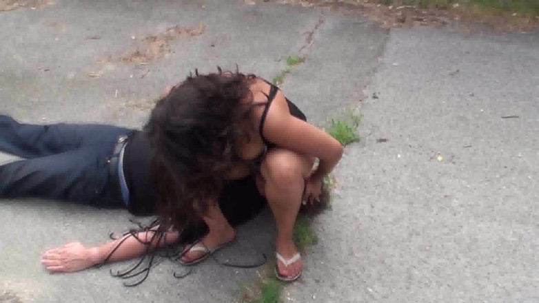 Femdom Austria: Giochi throttle della giovane mora all'aperto