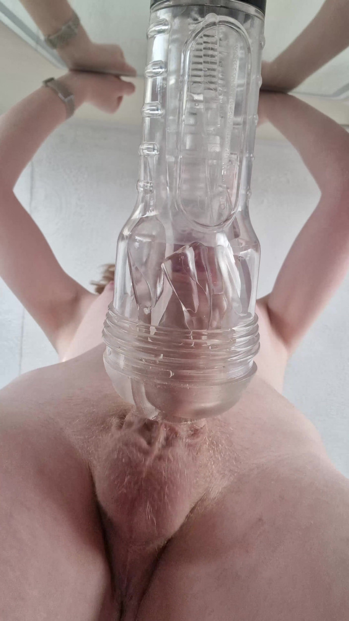 Gwen Nova: Девушка-транс трахает искусствую вагину, пока вы наблюдаете снизу