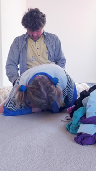 潮吹的继女需要帮助处理她湿润的阴户