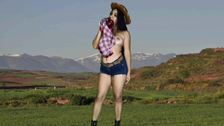 Isabel: Vaquera traviesa se convierte en un gigante comiendo una manzana