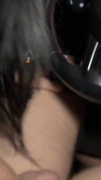 Alt Girl은 택시 기사의 보짓물 가득한 자지로 젖은 구멍을 벌리기로 결정했습니다.