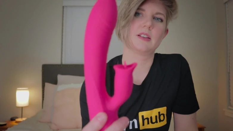 Housewife Ginger: Déballage et examen du vibromasseur lapin palpitant Unvomi de Paloqueth...