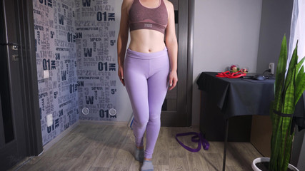 Teasecombo 4K: MILF z dopasowaną dupą w leginsach dokucza Widoczna linia majtek