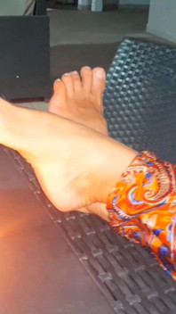 I piedi in posa di selena e i giochi sessuali a letto