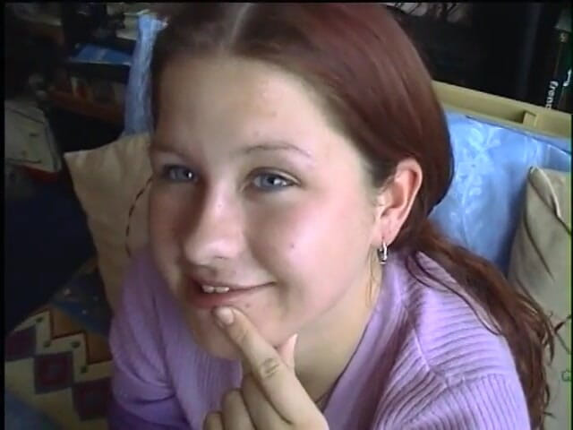 Old Good Porn: สาว brunette หนุ่มสาวถอดเสื้อผ้าแล้วอมควยแข็งอย่างหิวโหย