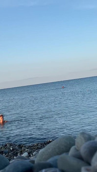 Monika Fox pływa nago na morzu