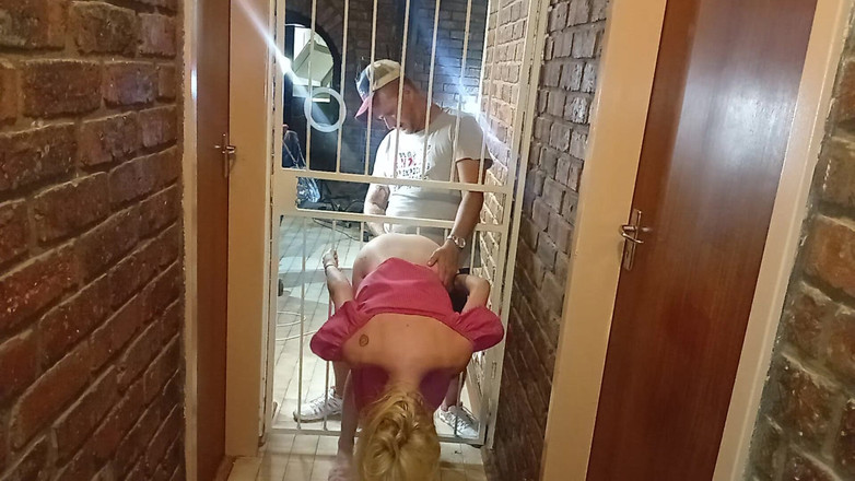 18blondteen: I když mě nevlastní otec uzemní, najdu způsob, jak ošukat...