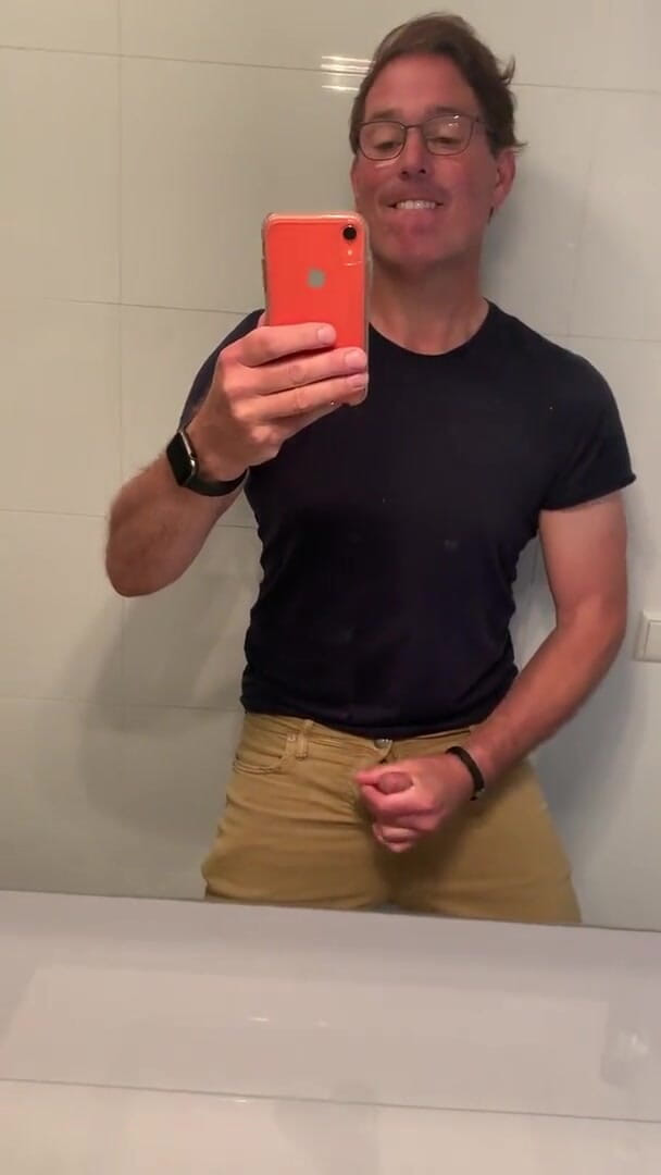 TJenner: Sesión de paja de hoy, mostrando mi polla roja, palpitante