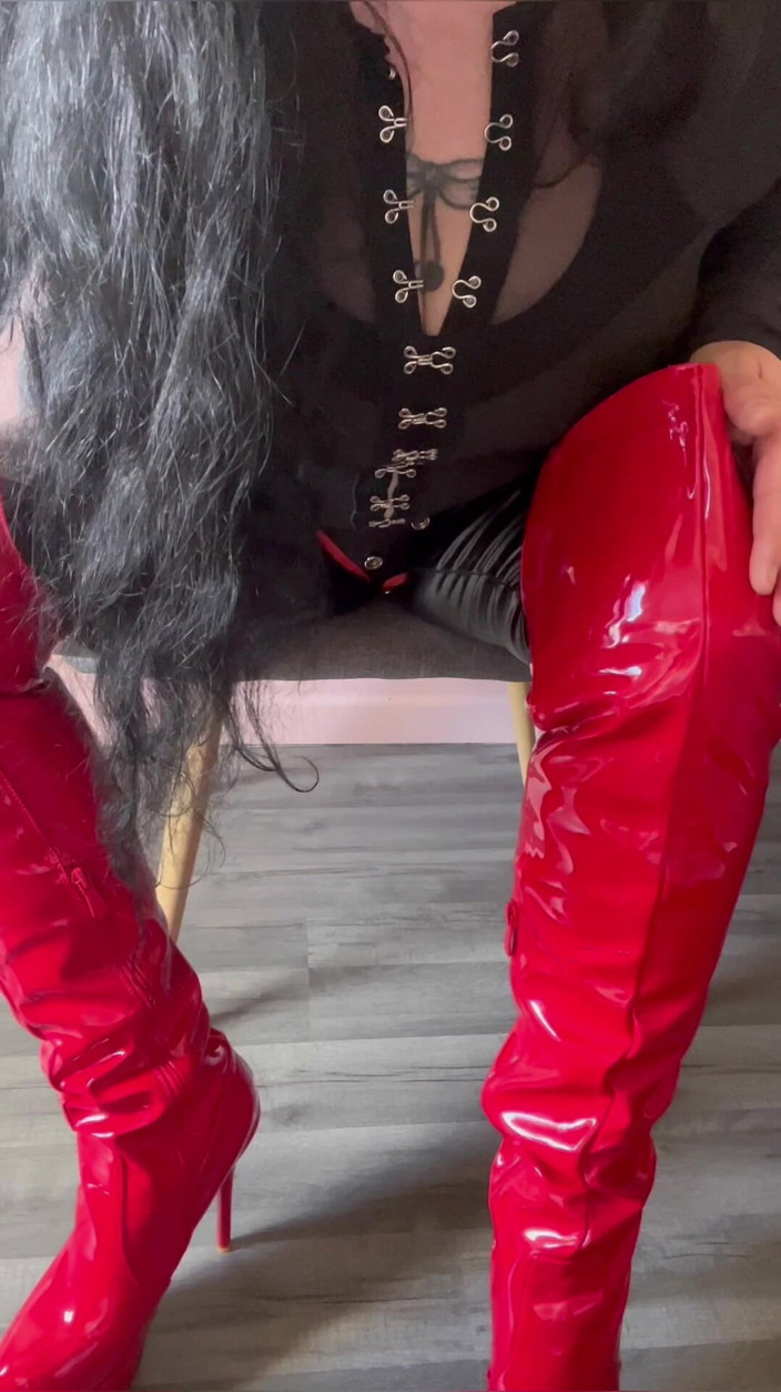 Maitresse Clara: Völlige Hingabe an meine oberschenkelhohen Stiefel