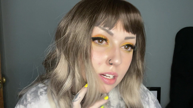 Miss Valentina: Punheta na cama ao lado da esposa