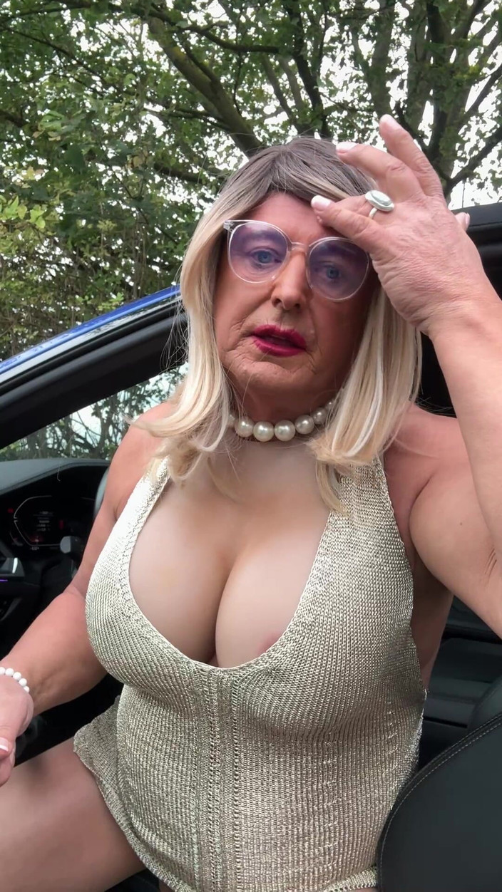 Kellycd2022: Sexy crossdresser Kellycd2022 en Fuera para un viaje en vestido...