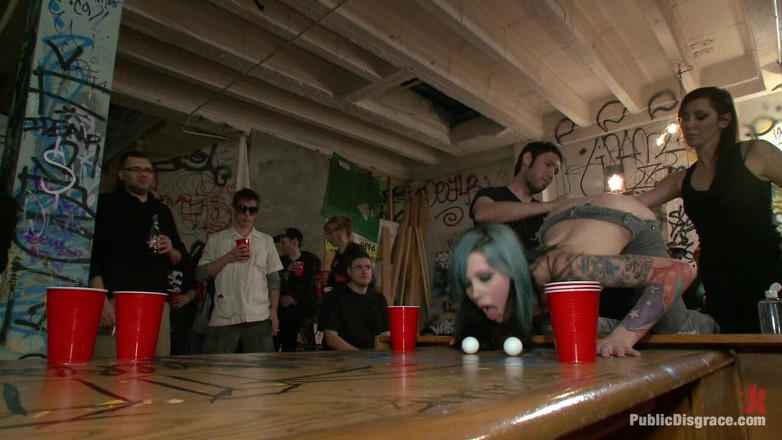 Public Disgrace by Kink: Domácí párty