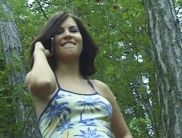 Flash Model Amateurs: Geweldige brunette in het bos poserend voor de camera