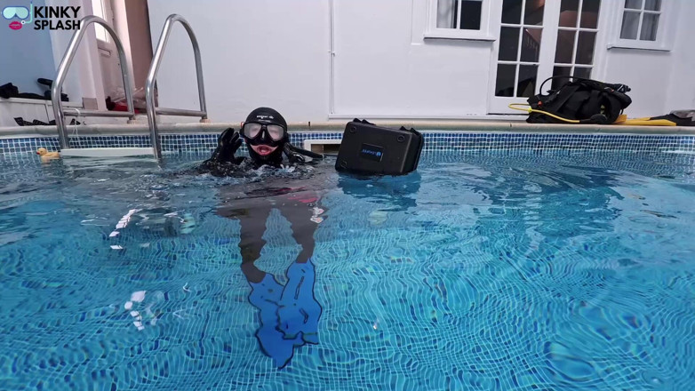 UKCuteGirl Lucy Lauren: Distracted Underwater: Toys Locked in During Dive