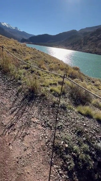 Fetiche por pés ao ar livre na ponte