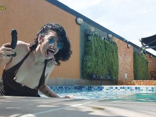 Exclusive Coldanive: Жінка трахає чоловіка в дупу страпоном в басейні, смокче пеггінг