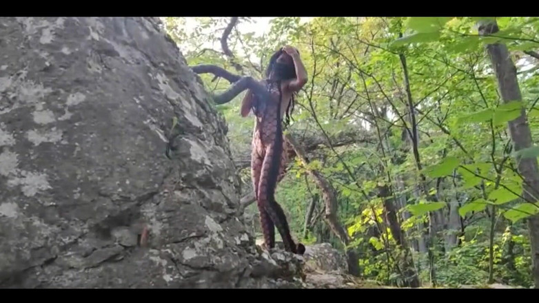 Miss Lilith devil: Duvara azgın.