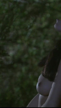 O brunetă cu țâțe mici seduce un tip ca să o fută toată noaptea