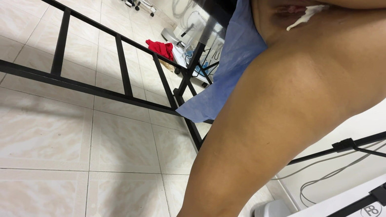 SENSESEX: Une masseuse me permet de toucher son cul, vidéo réelle