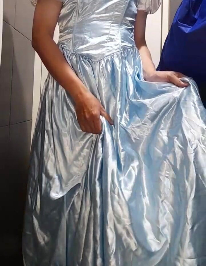 Naomisinka: Travestito indossa sborrando elegante abito in raso