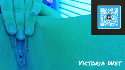 Victoria wet: Fingering stepmom in solarium