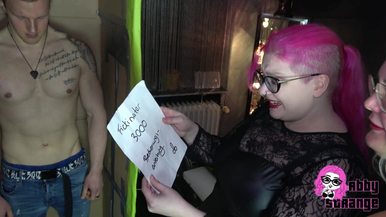 Abby Strange: Wow, was für ein Geschenk! der Fuckinator 3000 für Pina und...