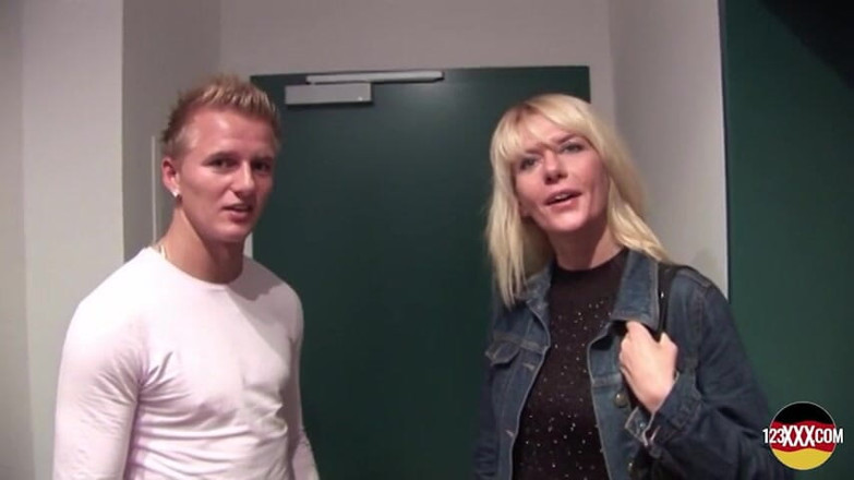 123XXX - 100% Amateurs: Dzika blondynka MILF z Niemiec pokazuje, jak to się robi