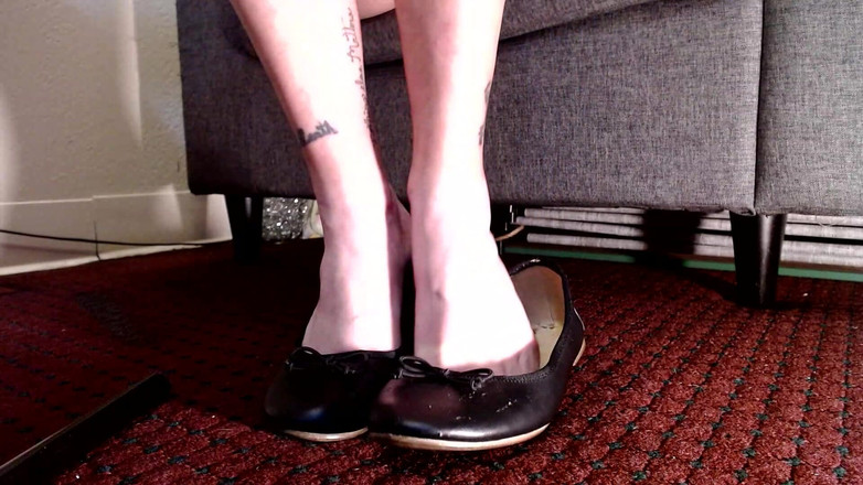 Abby Anna: Red Toenails Black Flats Bota Hra
