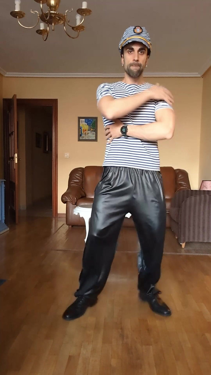 Zeus Ray: Saya Membuat Streeptease Berpakaian Dalam Pakaian Tentera