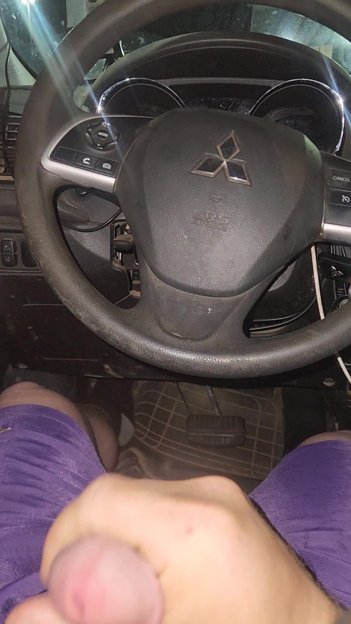 Djk31314: Arabamda mastürbasyon yapmak için pembe külot kullanıyorum.