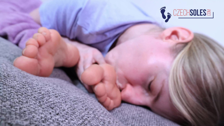 Czech Soles - foot fetish content: Awek menyembah kaki awek dan menghirup di atas katil