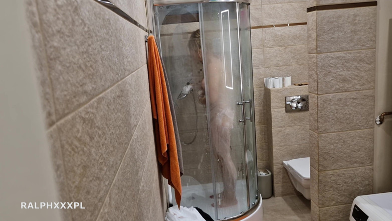 RalphXXXpl: Sleduji, jak moje macecha masturbuje při sprchování