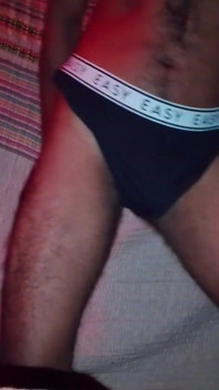 Sexy černoch ve spodním prádle sténá, mluví sprostě, dokud se tvrdě nevystříká, silný orgasmus