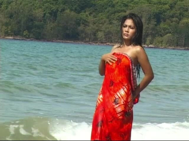 Asian Cuntz: Perempuan jalang yang kelihatan hebat di pantai sandy