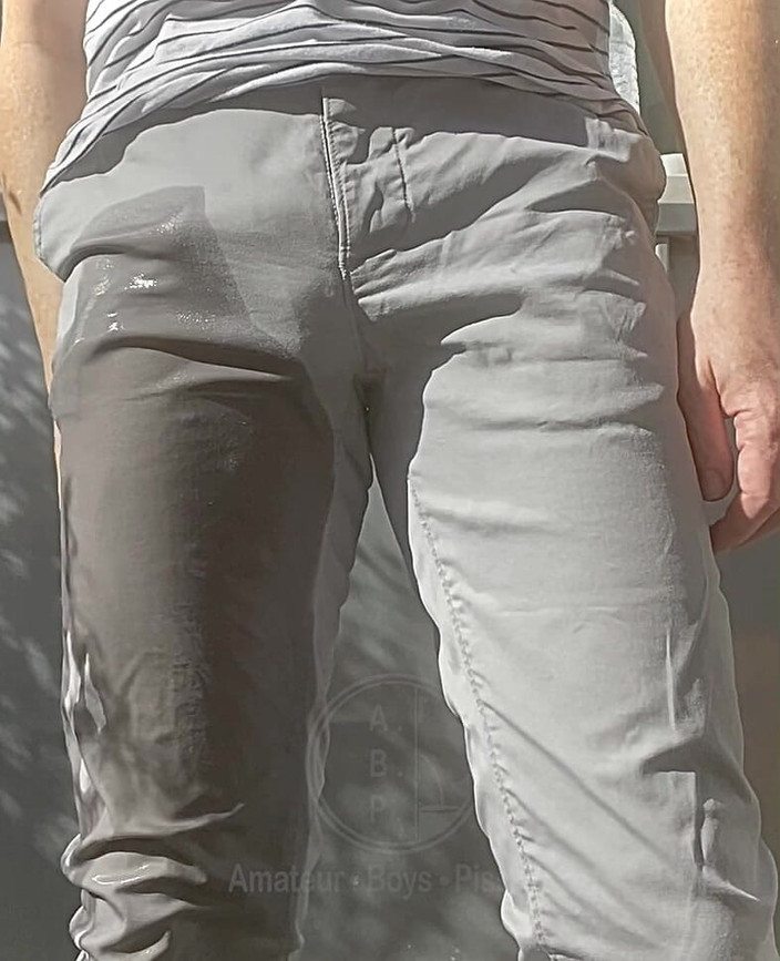 AmateurBoysPissing: Jules अपनी ग्रे पैंट गीला करती है और अपनी पतलून के माध्यम से अपने अर्ध-सख्त लंड को उजागर करती है