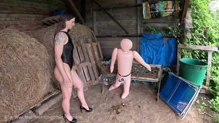 Nude Sportswomen: Kaslı kadın tarafından ezme eğitimi - ağır çekim