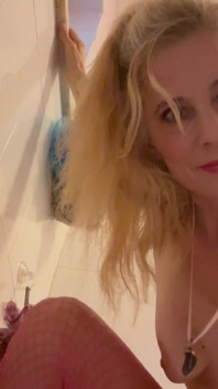 Pissing Girl in Shower