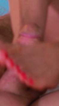 Dawn Layla, petite MILF blonde coquine, footjob