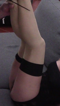 Een MILF in sexy kleren krijgt haar mond en kut geneukt in een bondagescène